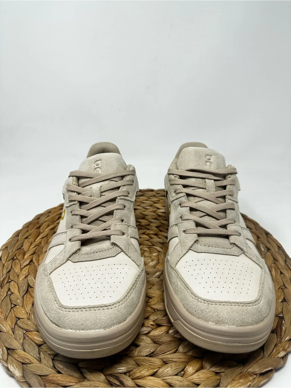 ON Running The Roger Clubhouse Sneaker Ace Beige Size 9 Men's